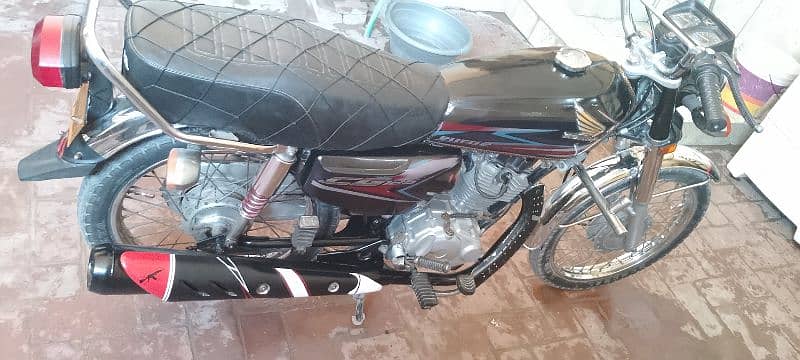 Honda CG 125 black like new condition 2