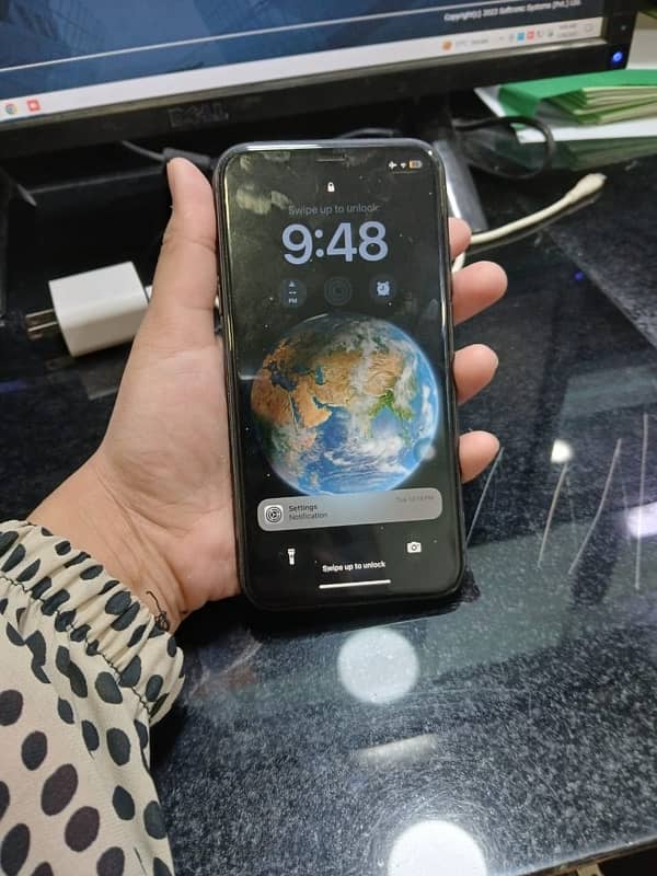 iPhone 11 with box and charger 0