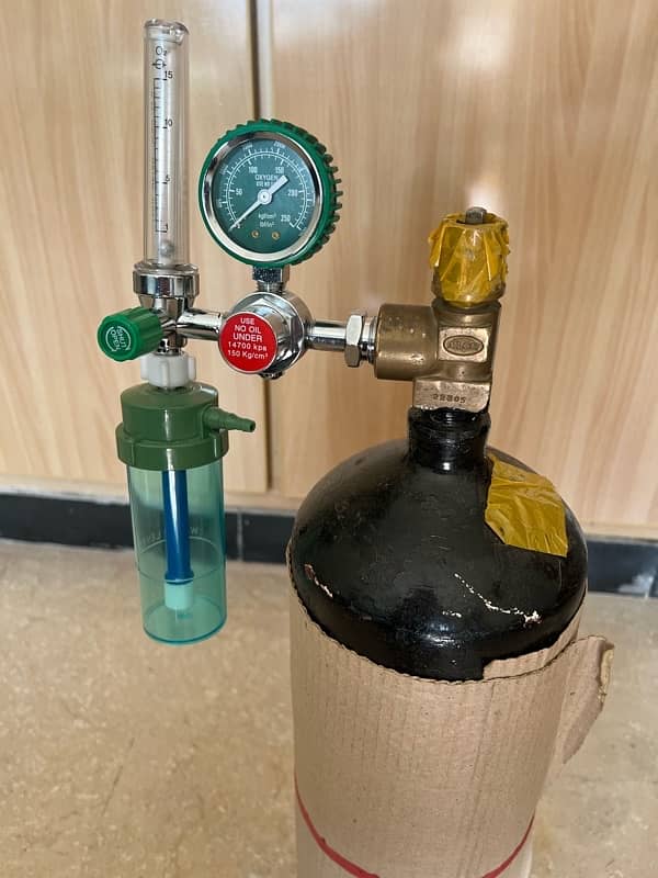 Oxygen cylinder 0