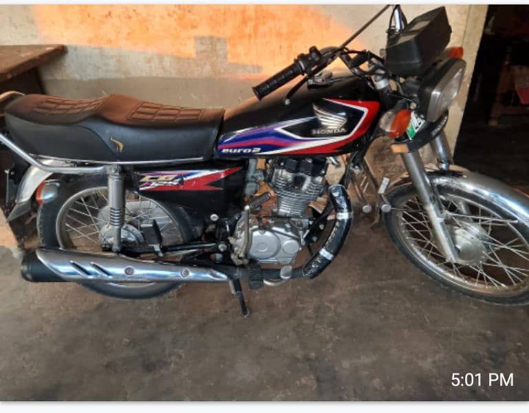 Honda CG 125 for urgent sale in black colour and in god condition. 0