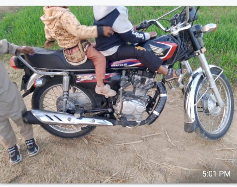 Honda CG 125 for urgent sale in black colour and in god condition. 1