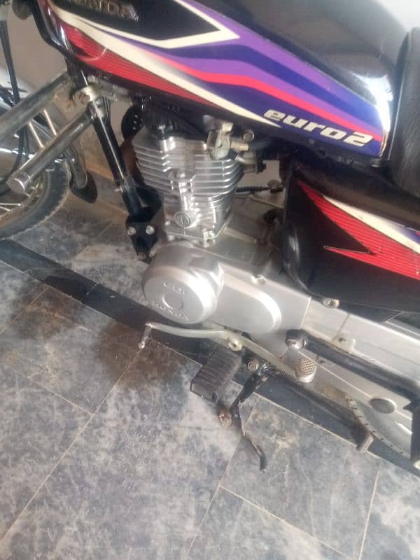 Honda CG 125 for urgent sale in black colour and in god condition. 3