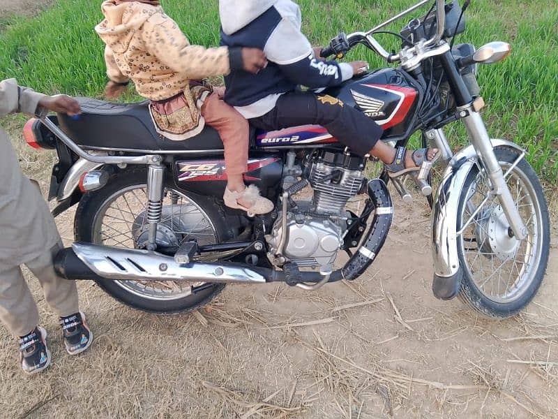 Honda CG 125 for urgent sale in black colour and in god condition. 7