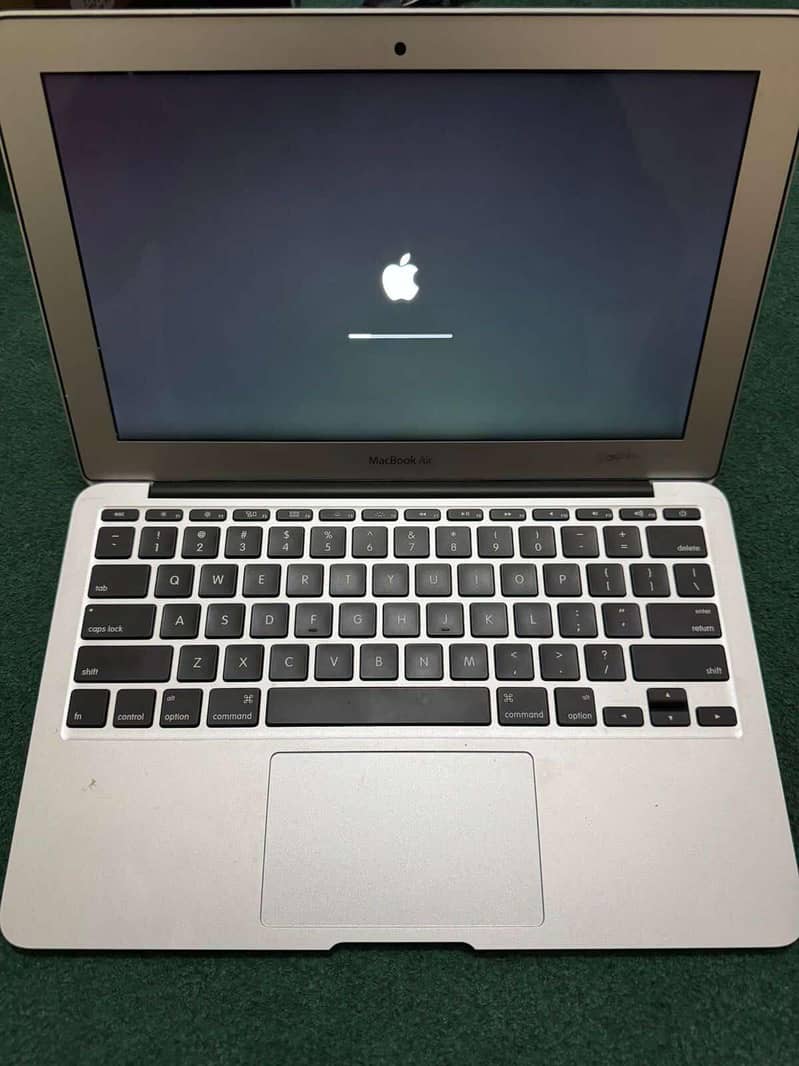 Apple MacBook Air 2015 0