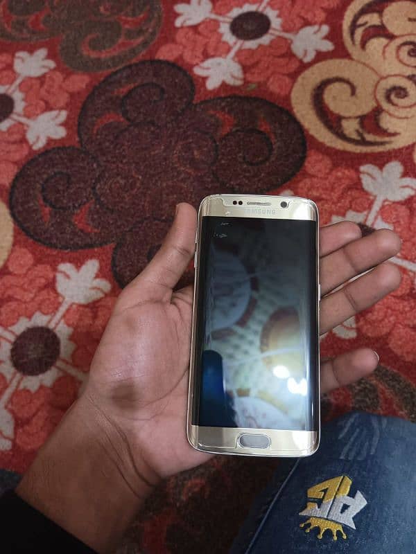 Samsung Galaxy S6edge golden color 2