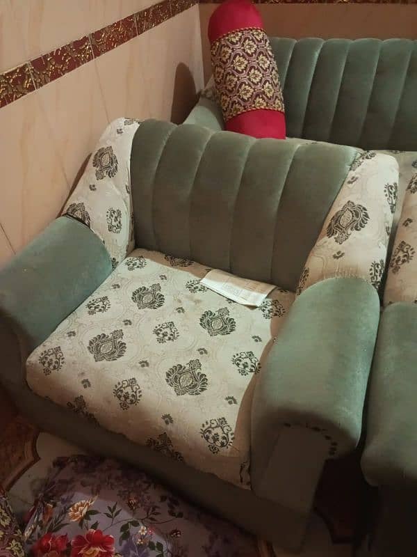 sold my sofa set urgently 3