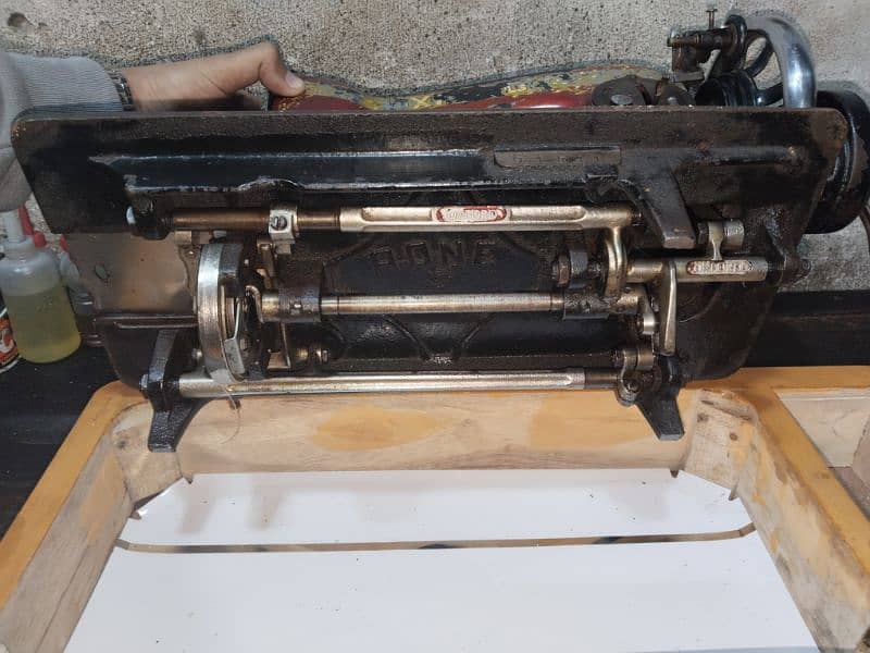 Used sewing machine for sale in Good condition 1