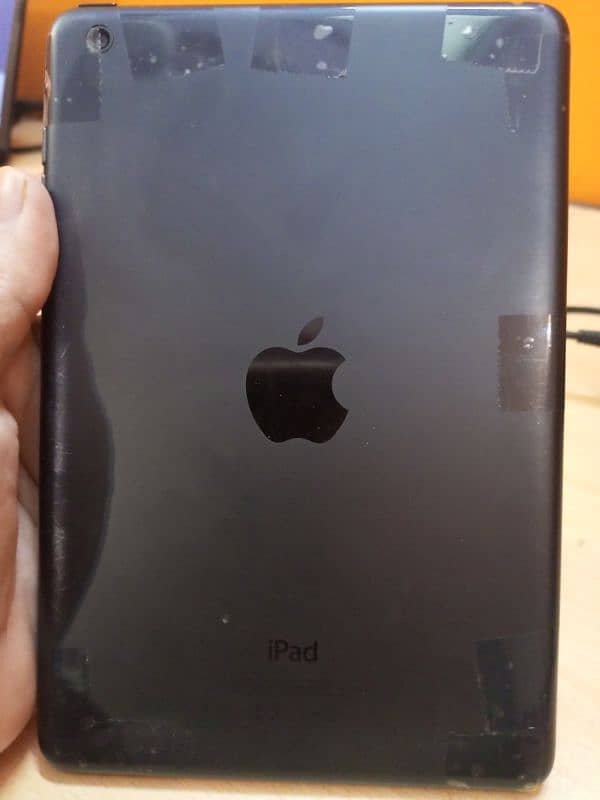 Apple IPAD mini with 12.6GB Storage Capacity 2