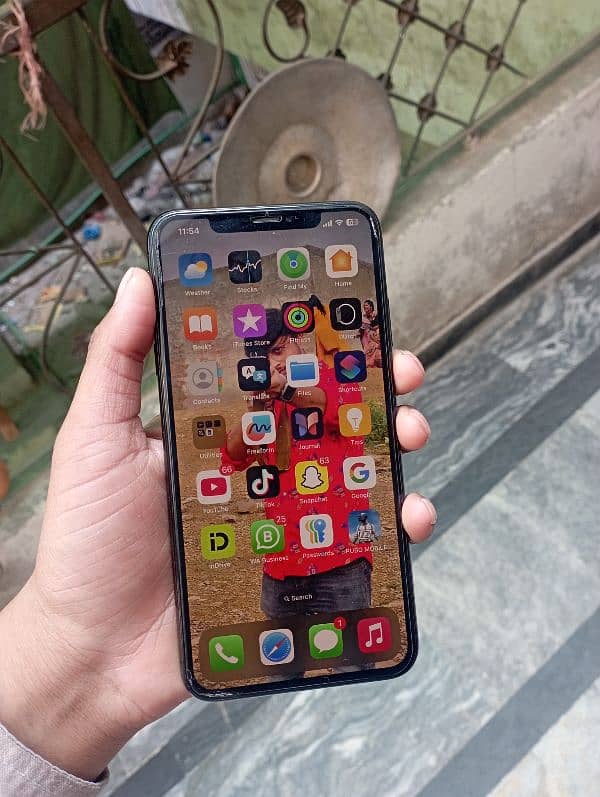 iPhone xsmax condition 10/9 64gb back brake face id in glitch 1