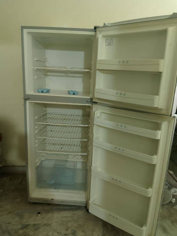 refrigerator acche condition mein bilkul saf hy no raperng full size h 4