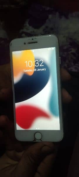 I phone 7 PTA approved white color daba sat hai 1