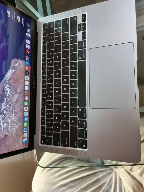 Macbook Air M1 2020 8gb 256gb ssd with original box 1