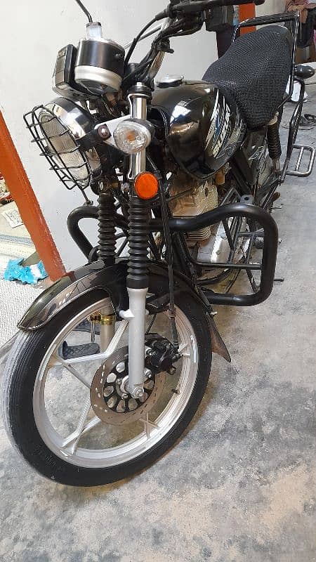 Bike only 19000 km running.  1st owner like new Jus 350k 17