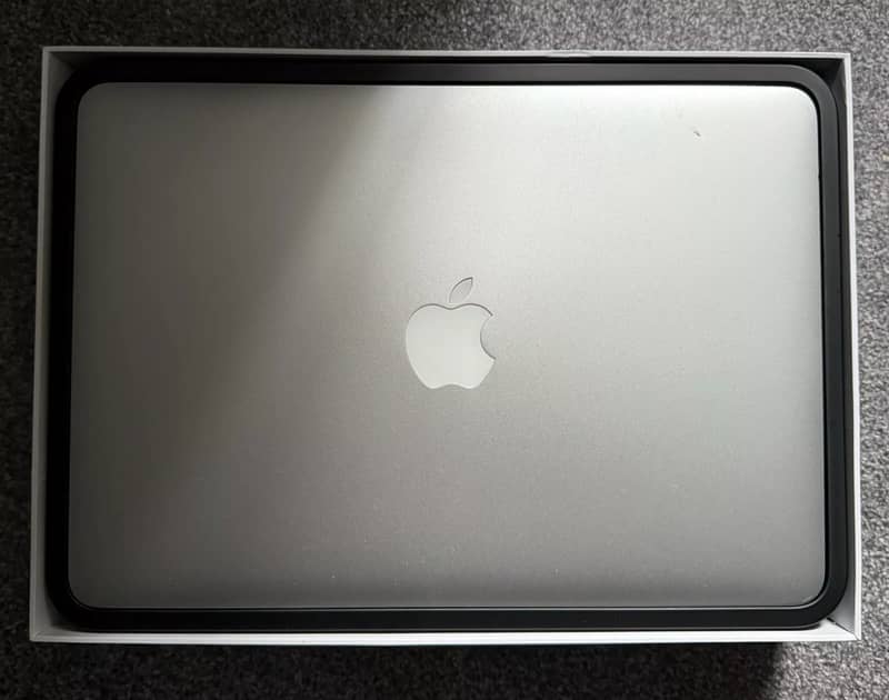 New Macbook Pro 13" 2013 - Miracle New - 10/10 Lush 1