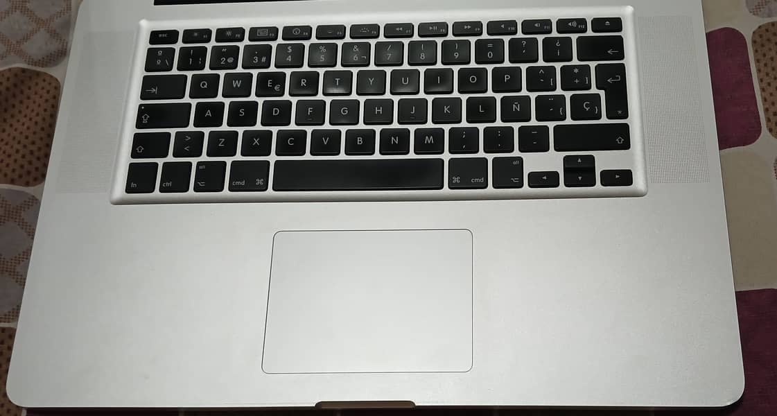 Macbook pro without charger good condition 1