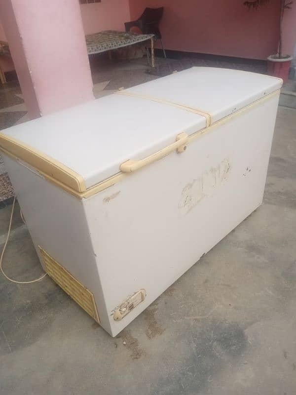 Waves freezer two door white color full ok conditions 1