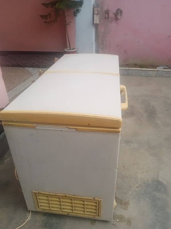 Waves freezer two door white color full ok conditions 2