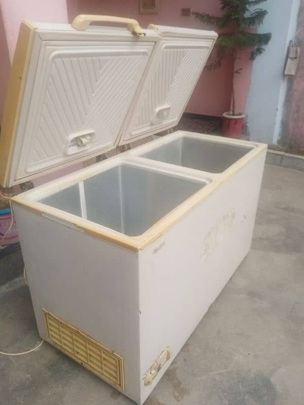 Waves freezer two door white color full ok conditions 3