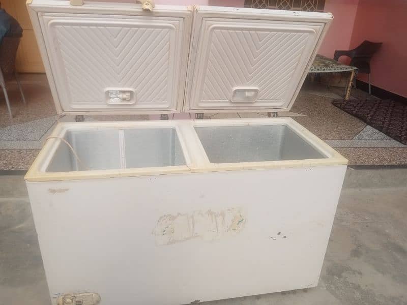 Waves freezer two door white color full ok conditions 7