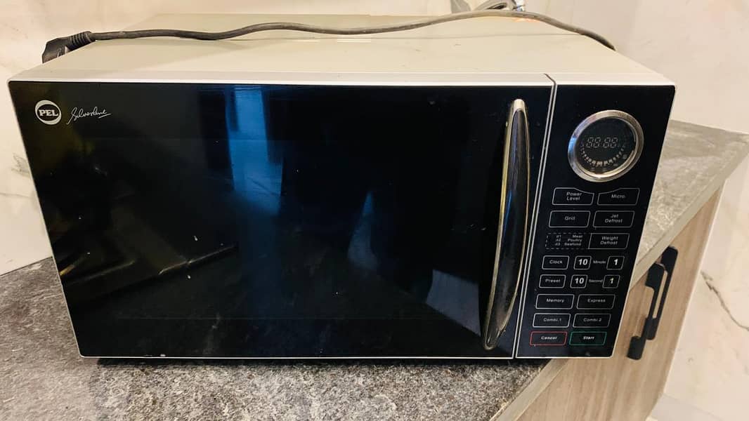 Pearl Full-Size Microwave – 900W Grill/Oven, Excellent Condition 0