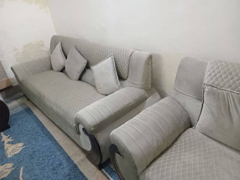 Elegant  5-Seater sofa for sale, Excellent condition 3