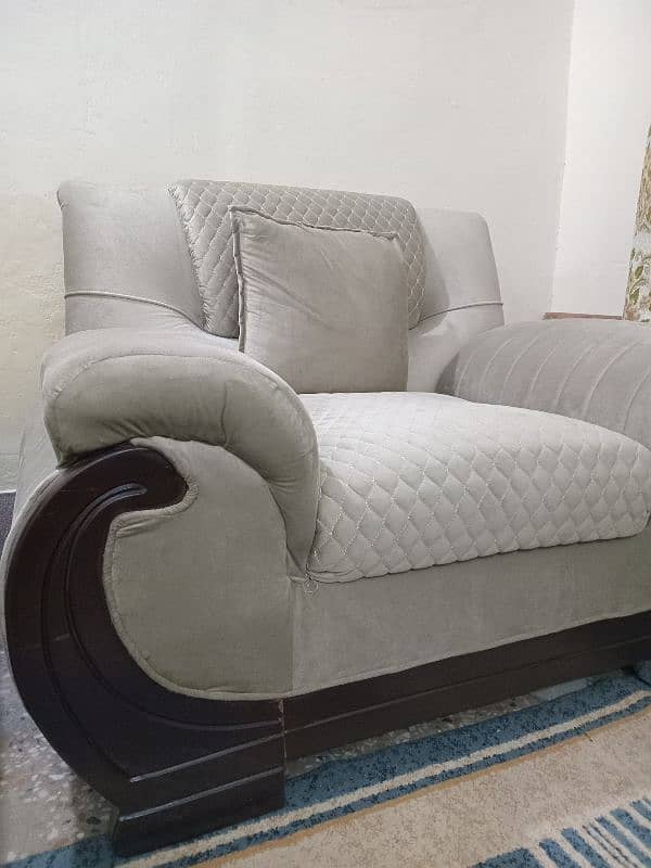 Elegant  5-Seater sofa for sale, Excellent condition 5