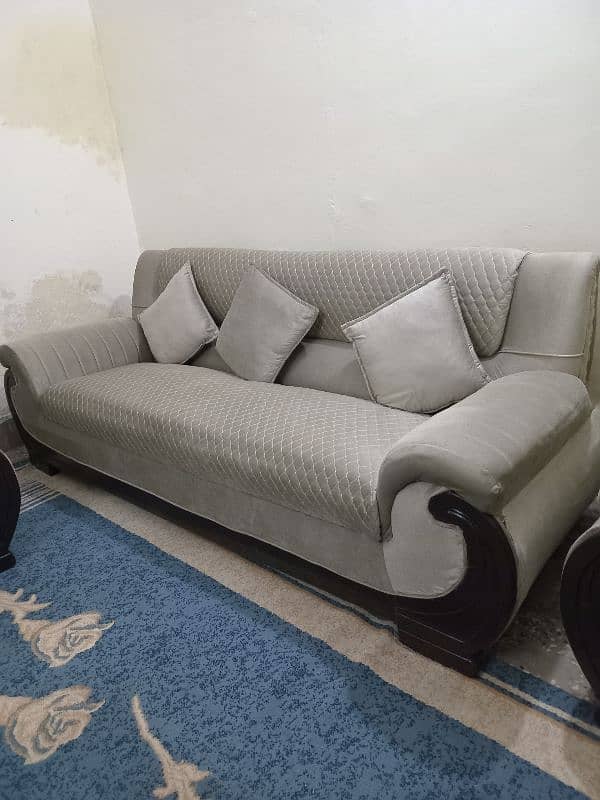 Elegant  5-Seater sofa for sale, Excellent condition 6