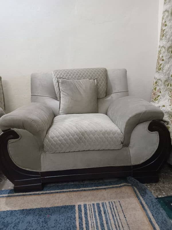 Elegant  5-Seater sofa for sale, Excellent condition 7