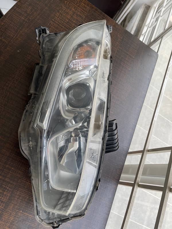 Honda Civic X right headlight 1