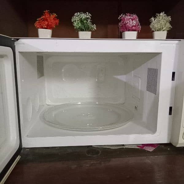 Full size Dawlance microwave for sale in good condition 1