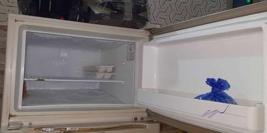 Dawlance refrigerator Urgent Sale Serious Buyers Contact me 1