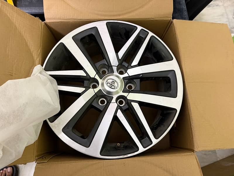 Revo Fortuner Original Rims Set 0