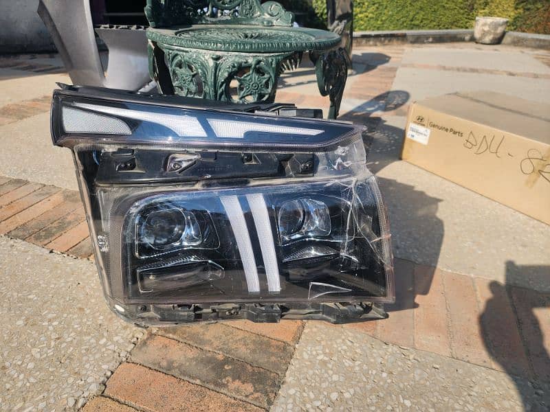 Hyundai Santa Fe Right Headlight, Front Grill and Front Bumper 2