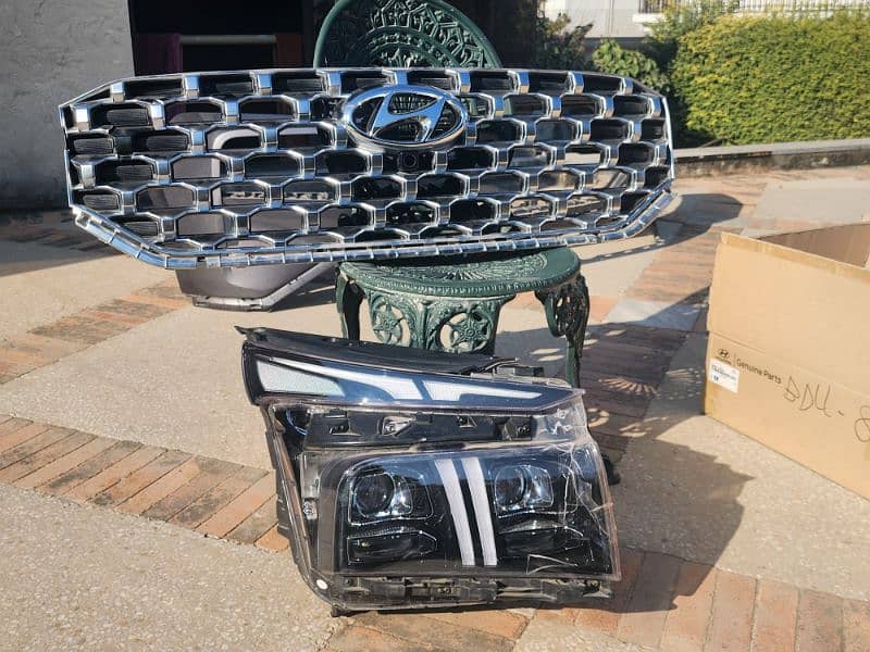 Hyundai Santa Fe Right Headlight, Front Grill and Front Bumper 0