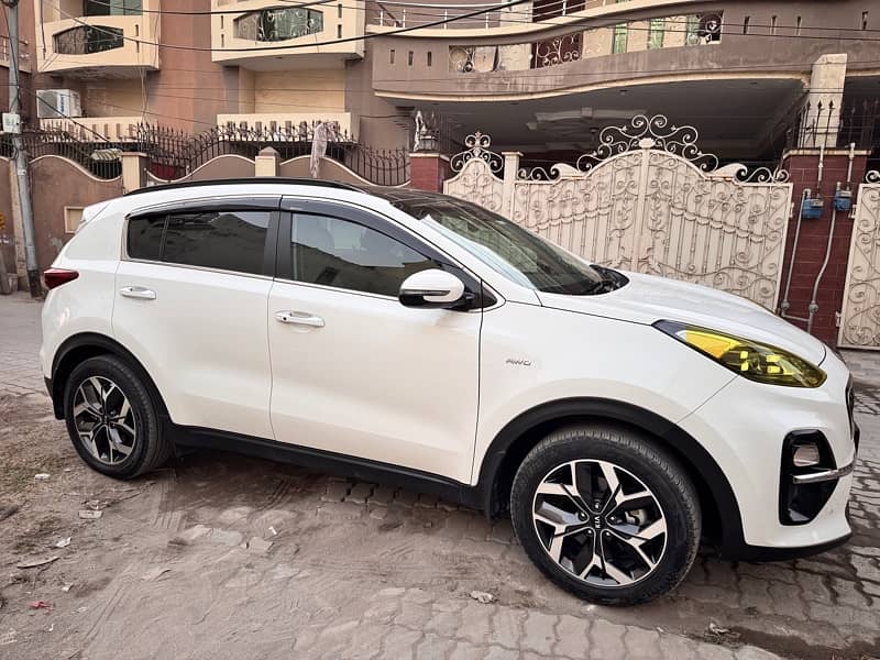 KIA Sportage 2022 AWD white color Total Genuine 33000 km Driven 1