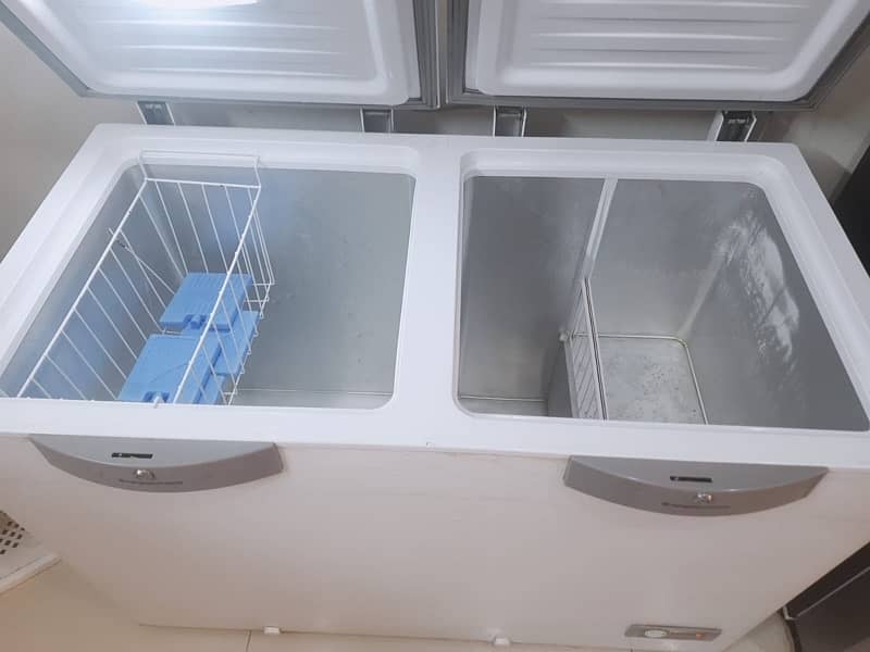 I m selling dawlance deep freezer double door 10/10  white 1