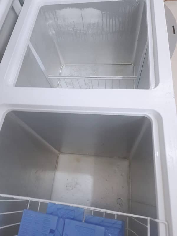 I m selling dawlance deep freezer double door 10/10  white 2