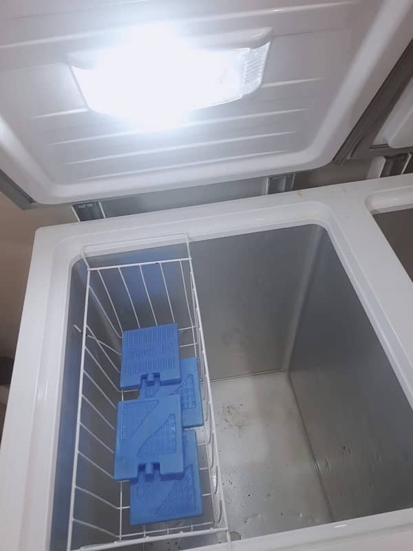 I m selling dawlance deep freezer double door 10/10  white 3