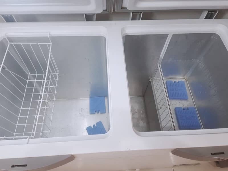 I m selling dawlance deep freezer double door 10/10  white 4