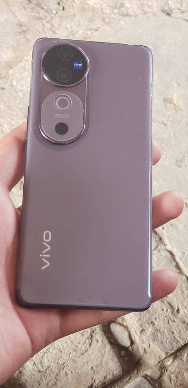 Vivo v40 4