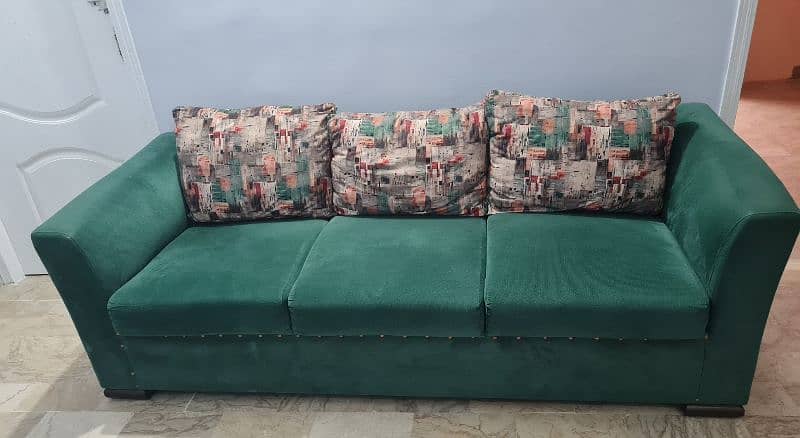 beautiful and luxurious five seater sofa set in exellent condition 0