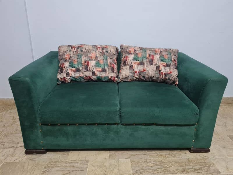 beautiful and luxurious five seater sofa set in exellent condition 4