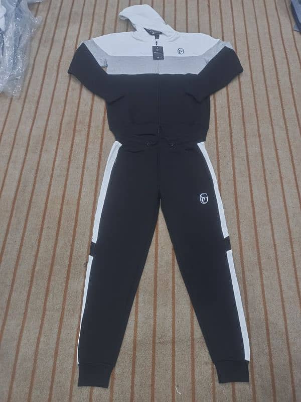 Zipper tracksuit please 1