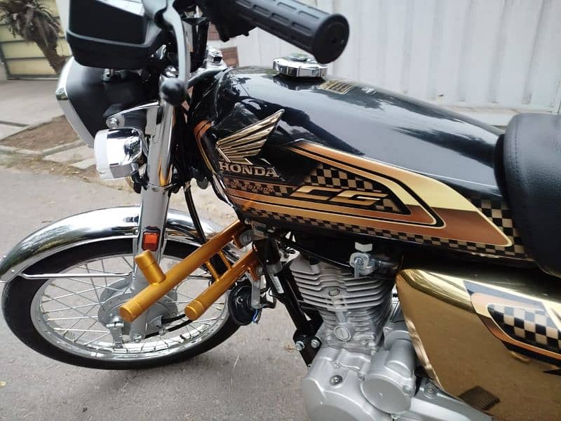 125 Self start Gold edition 13