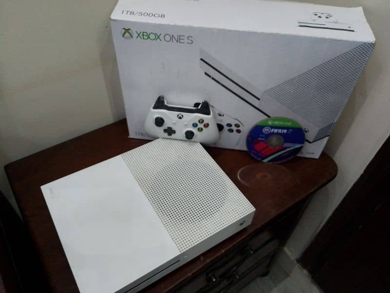 Xbox one s 500gb non jhelbrake with original controller and box 1