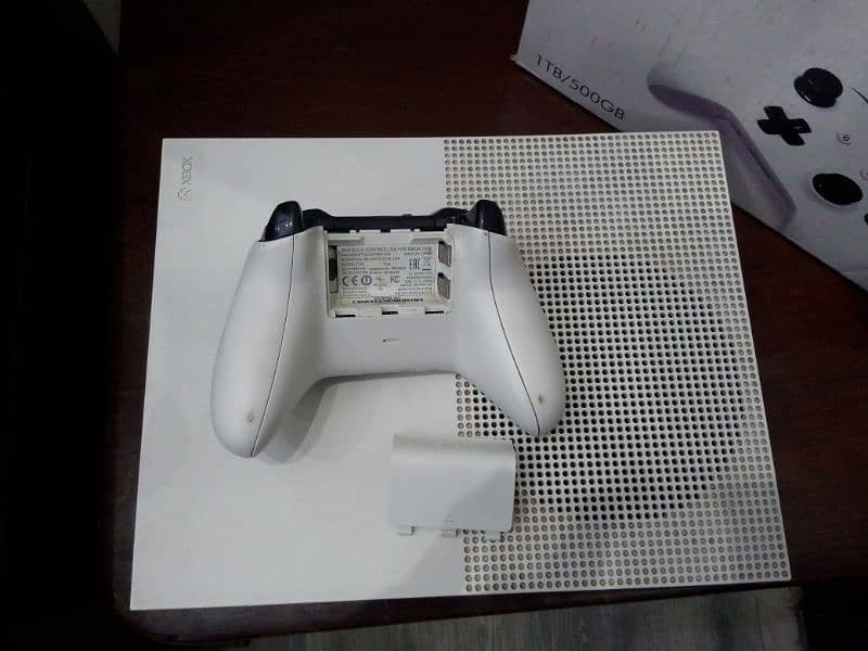 Xbox one s 500gb non jhelbrake with original controller and box 2