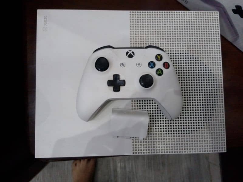 Xbox one s 500gb non jhelbrake with original controller and box 3