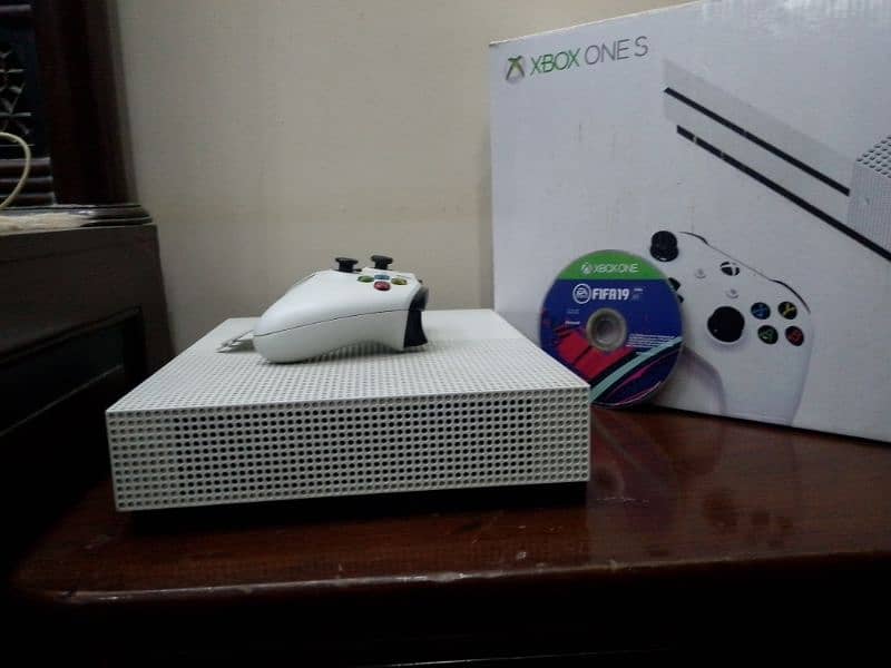 Xbox one s 500gb non jhelbrake with original controller and box 6