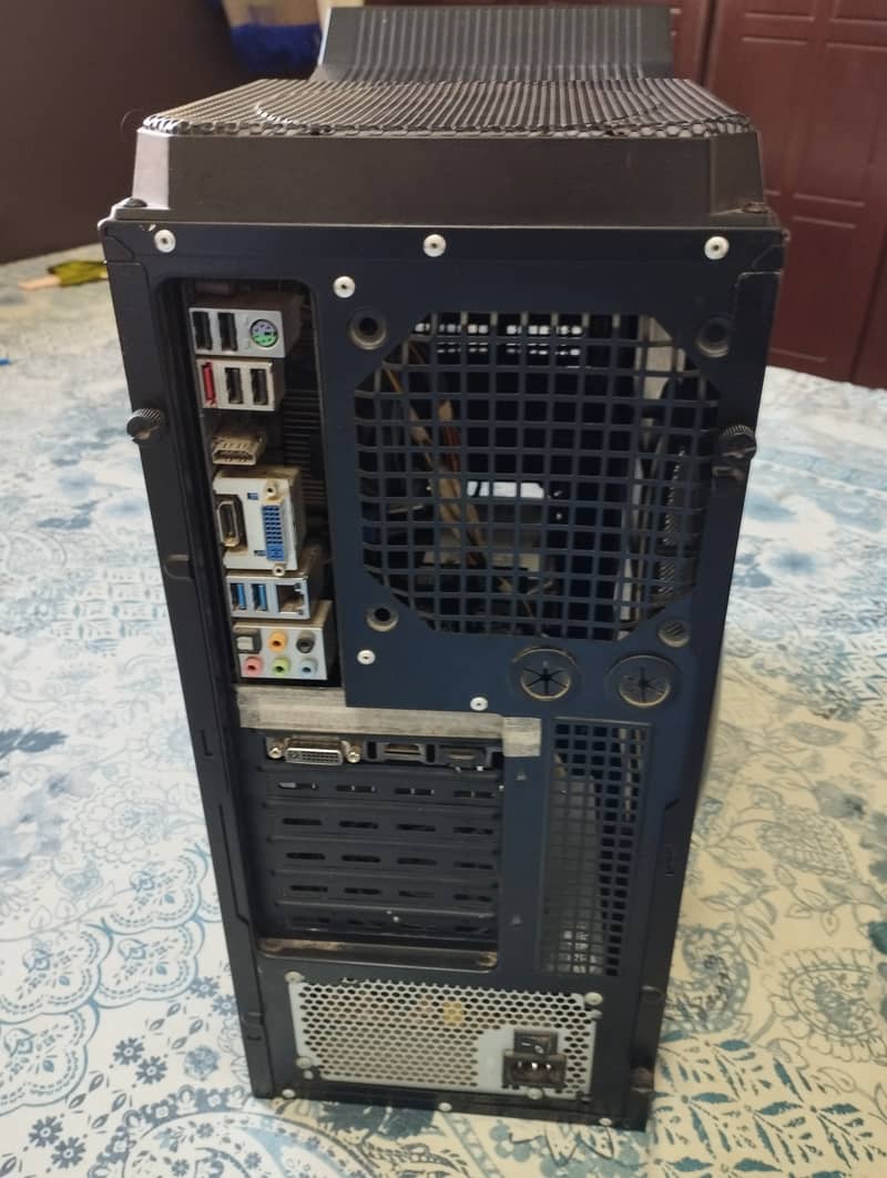 Selling full gaming computer/pc with moniter & graphic card. 2