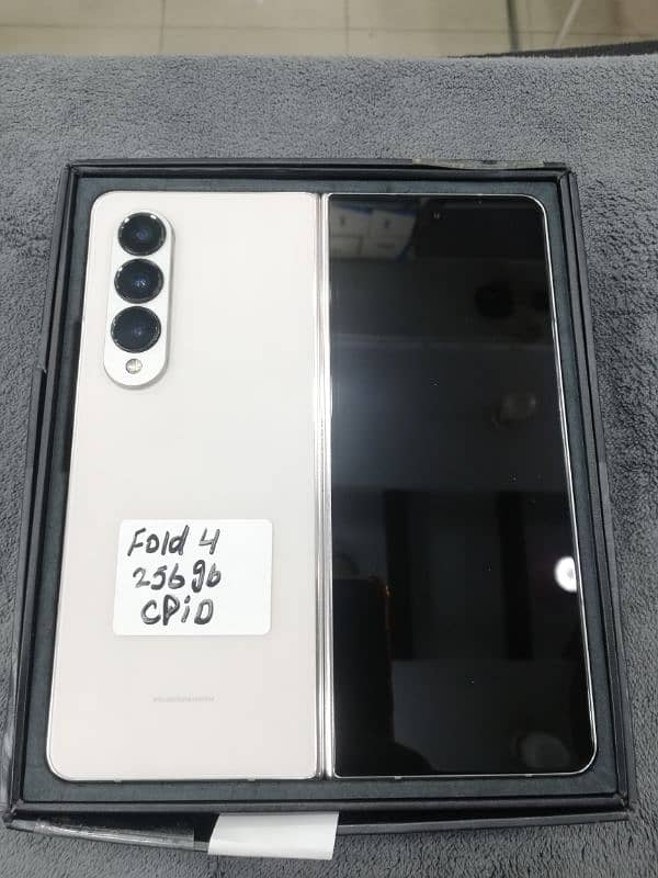 Samsung galaxy ZFold 4  256gb  cream colour pta 1